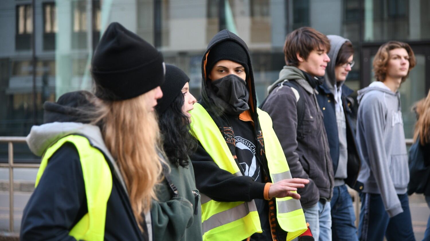 Gilet gialli, nella Parigi blindata la protesta resta ma con molti meno manifestanti