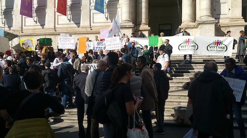 Salva Banche, risparmiatori in piazza: "Renzi, vogliamo indietro i nostri soldi" 3