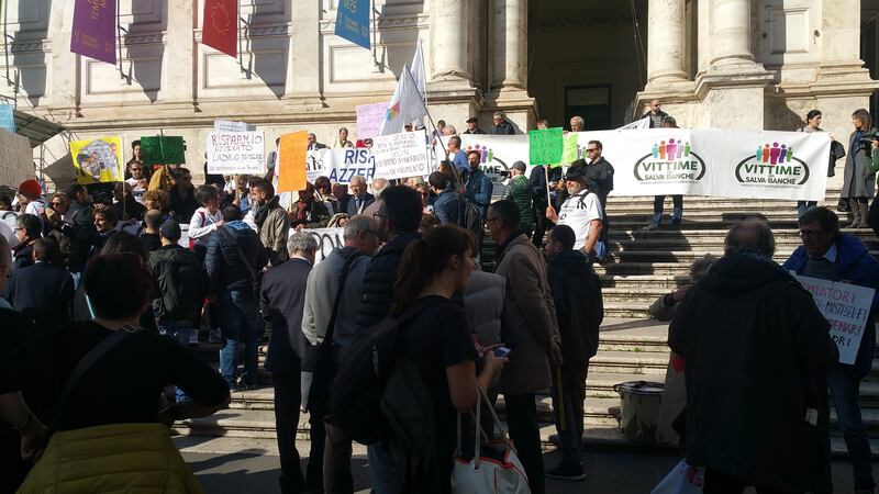 Salva Banche, risparmiatori in piazza: "Renzi, vogliamo indietro i nostri soldi" 3