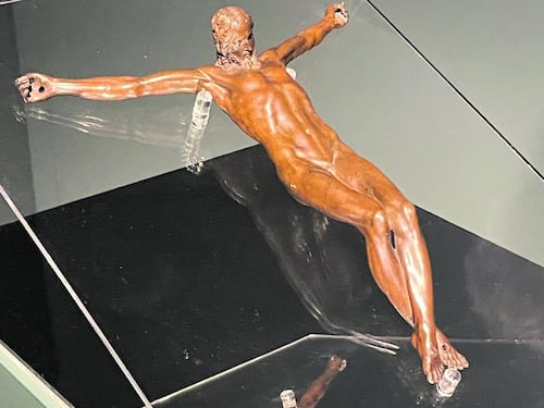 La madre superiora, Velázquez e il crocifisso (con "tocco" di Michelangelo): è giallo in fiera