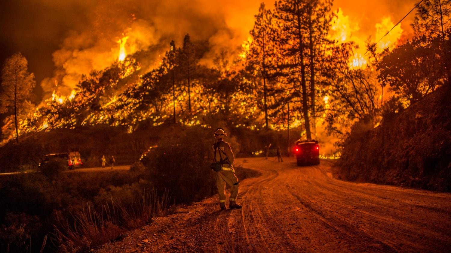 La California brucia, migliaia di sfollati e 400 case distrutte
