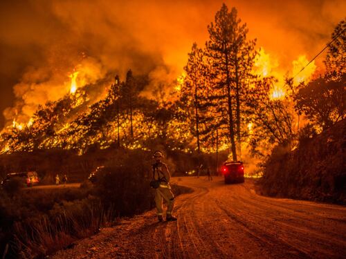 La California brucia, migliaia di sfollati e 400 case distrutte