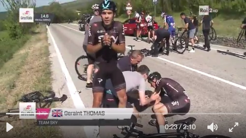 Incredibile: la moto della polizia stende mezzo Team Sky