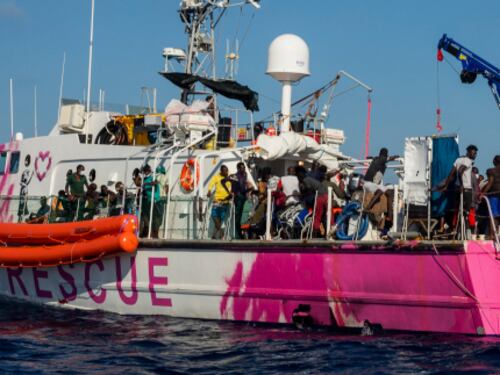 Migranti, spunta il cavillo nel piano Ue: "Vietato criminalizzare le Ong"