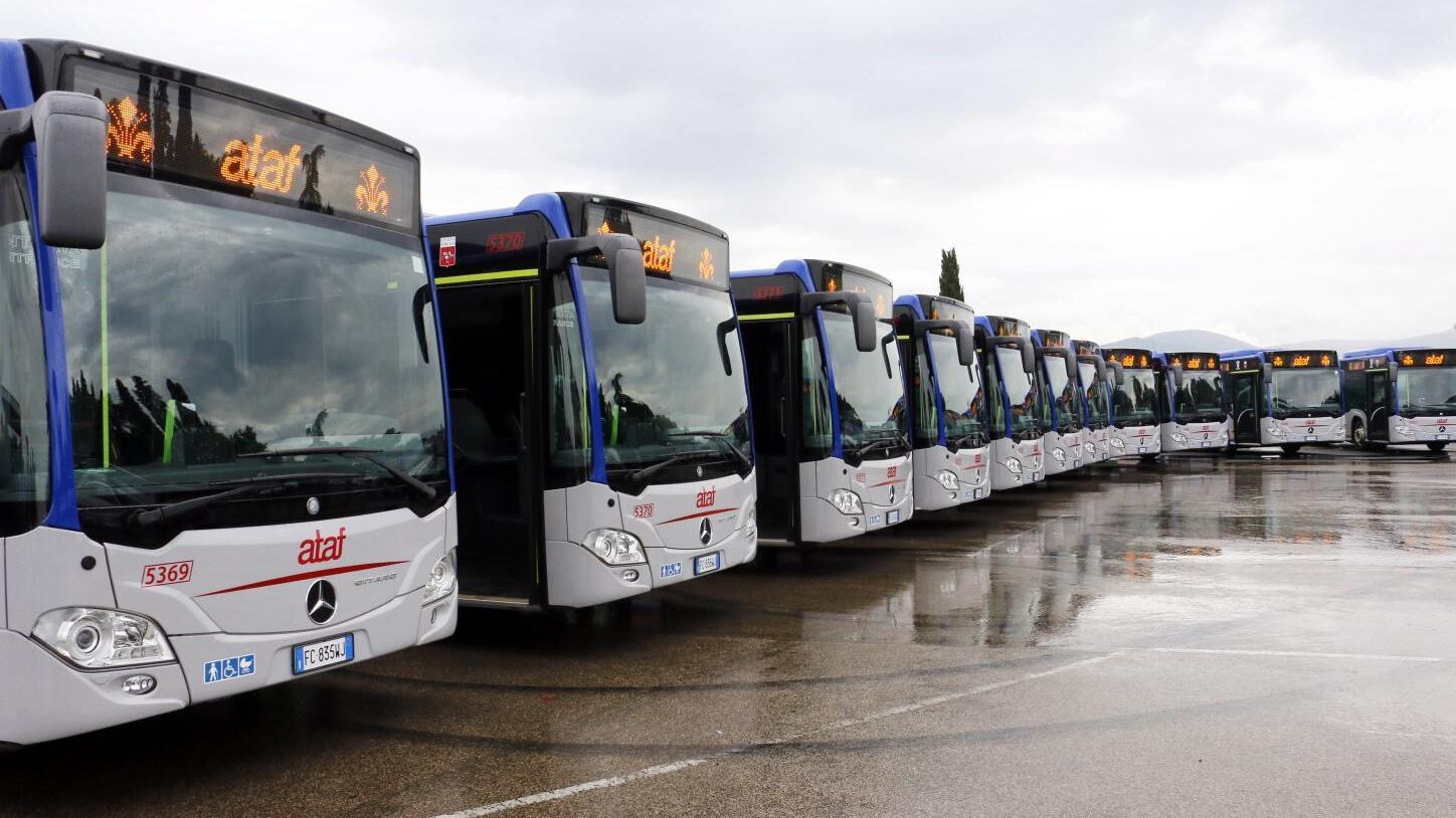 Mancano i conducenti: la Toscana assume i migranti della Caritas per guidare i bus
