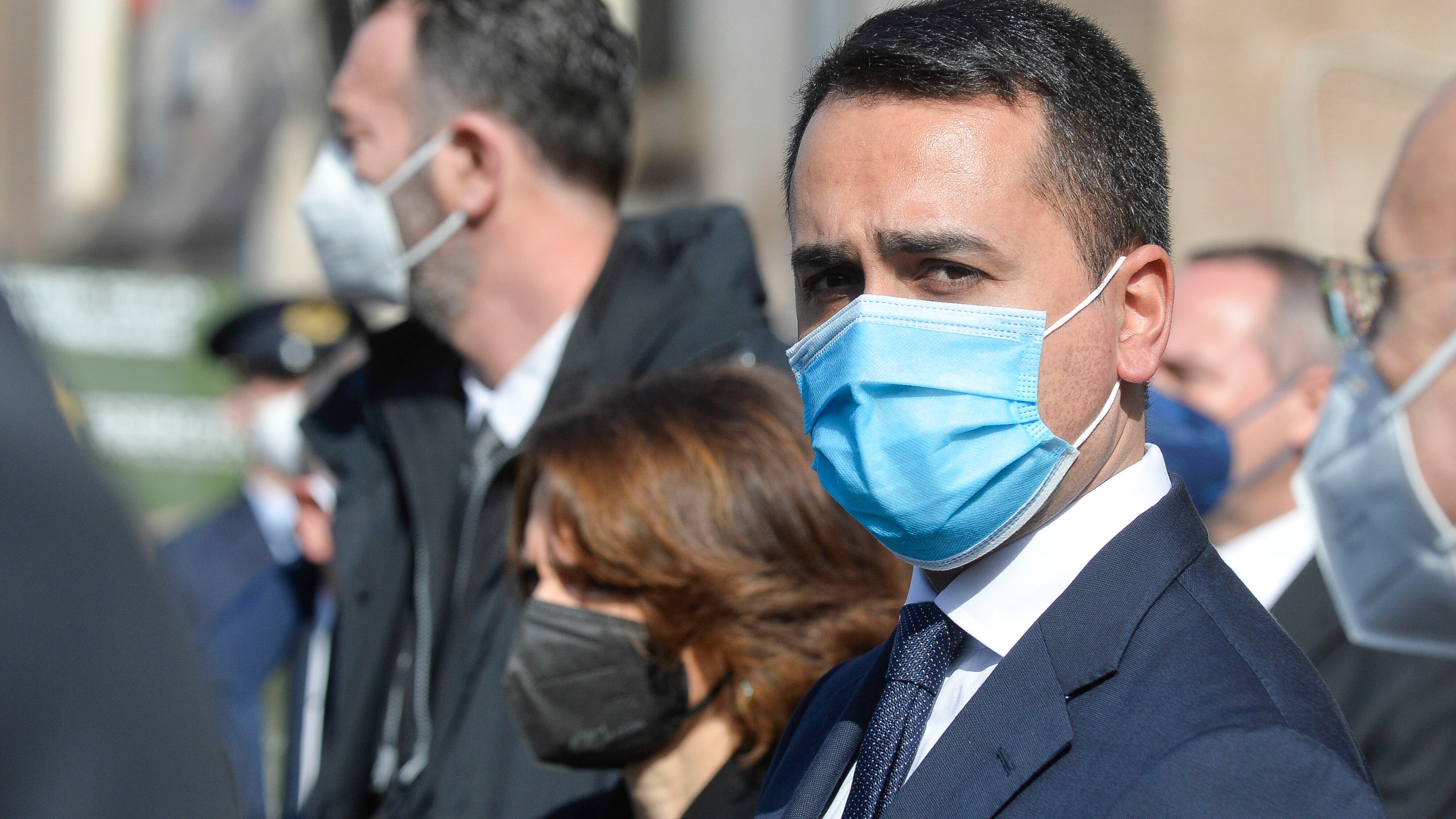 Di Maio nella bufera "Ora venga a riferire. Non li paghiamo per colpire i nostri"