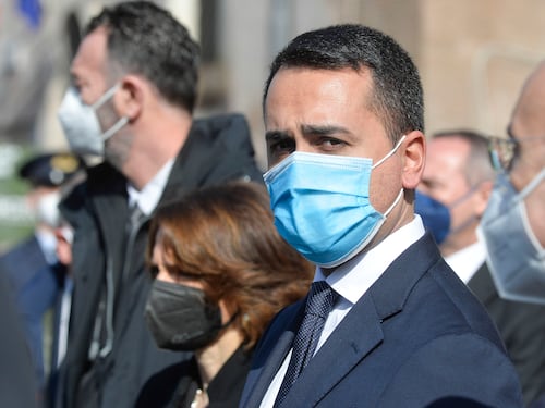 Di Maio nella bufera "Ora venga a riferire. Non li paghiamo per colpire i nostri"