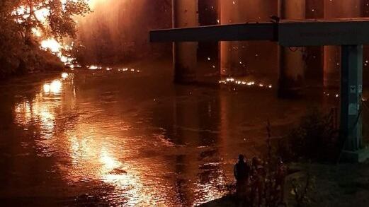 Brucia il Ponte dell'Industria: "Rogo doloso tra le baracche". Ecco tutte le denunce ignorate