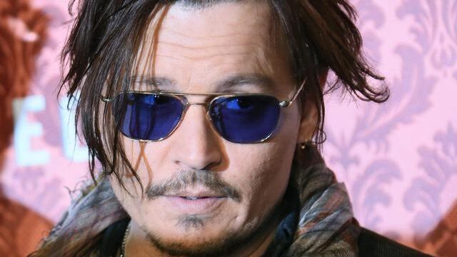 Johnny Deep diserta la conferenza: "sono stato attaccato da un chupacabra"