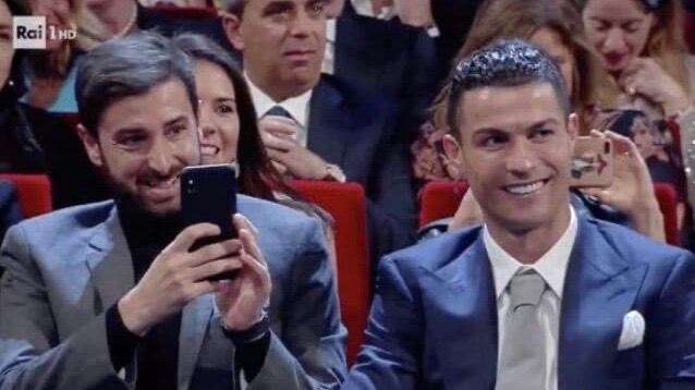 Sanremo, chi è l'amico di Cristiano Ronaldo che ha ripreso l'intera serata con lo smartphone