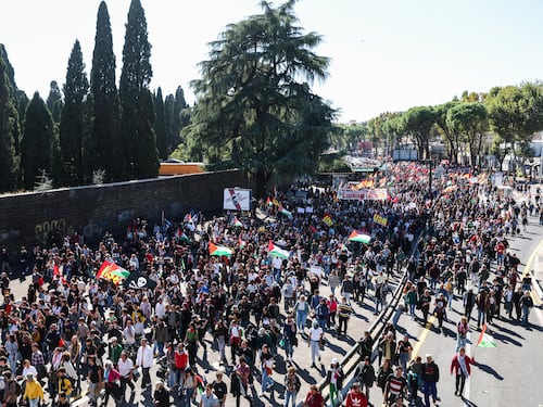 Piazze violente, ma chi cerca davvero la pace?