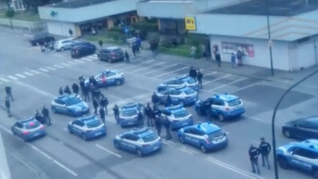 Rapina una farmacia, poi con l'aiuto dei familiari aggredisce gli agenti