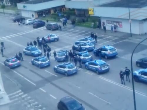 Rapina una farmacia, poi con l'aiuto dei familiari aggredisce gli agenti