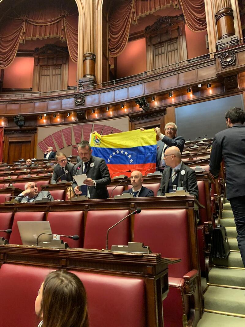 Deputati FdI in Aula con la spilla per il Venezuela 1