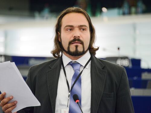 Il grillino agli eurodeputati: "Avrei potuto portarmela a letto Ma non diventerò mai come voi"