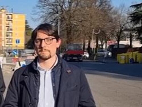 Microfono acceso e il consigliere bestemmia