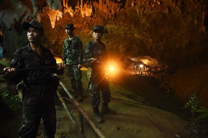 Thailandia, paura per 12 bambini intrappolati in una grotta 17