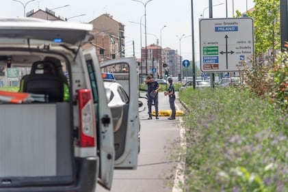 Torino, travolta dal camioncino dei rifiuti, donna muore a 59 anni. Le immagini 5