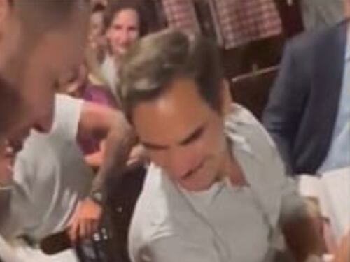 Incontra Federer e gli mostra il tatuaggio: la reazione del tennista