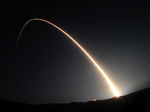 Sale la tensione tra Usa e Russia: testati missili in contemporanea