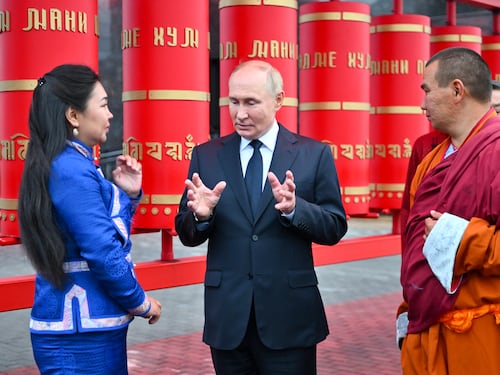 Putin in Mongolia sfida il tribunale dell'Aia. "Ci occuperemo dei banditi di Kiev a Kursk"