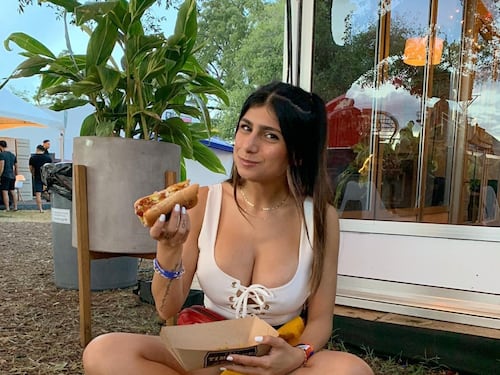 Mia Khalifa sta con Hamas: Playboy licenzia l'ex attrice hard