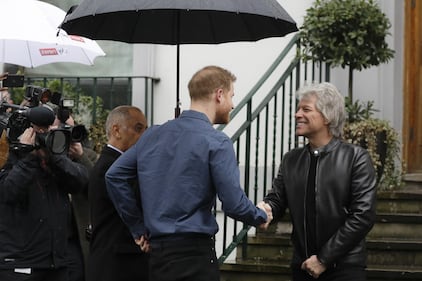 Londra, il principe Harry incontra Jon Bon Jovi 5