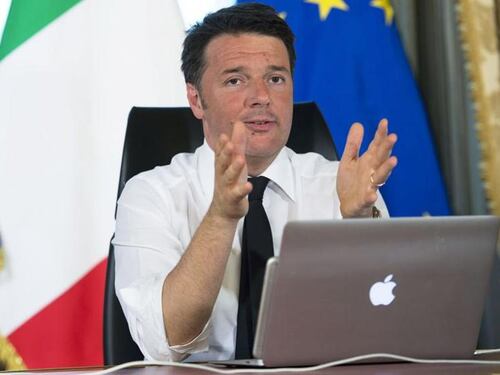 Il Codacons denuncia Renzi: "Fa pubblicità occulta ad Apple"