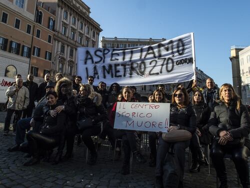 Metro Barberini, rinviata apertura: commercianti chiudono per protesta