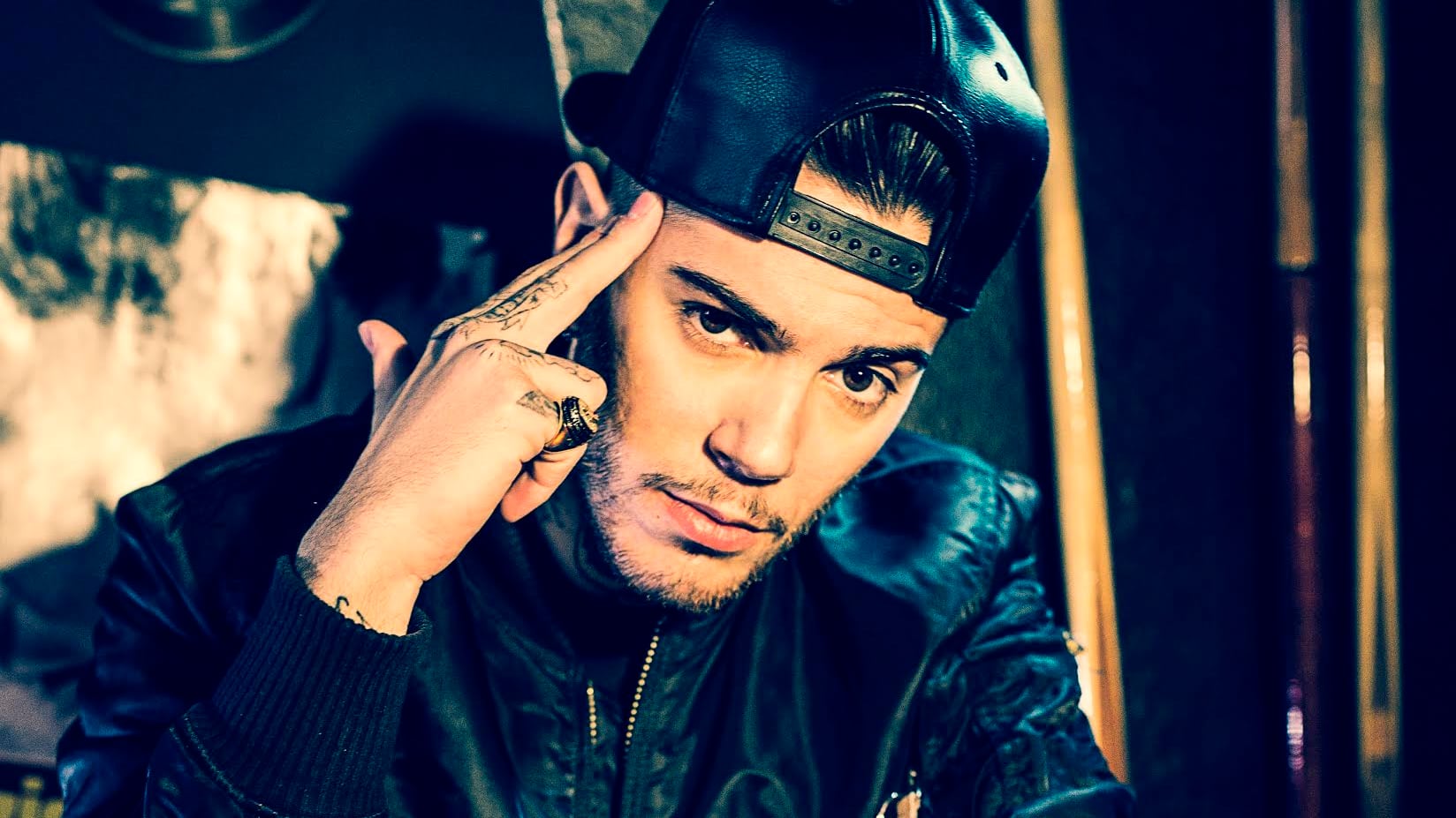 Emis Killa: "Non sono ricco, in Italia se guadagni 100 più di 50 vanno allo Stato"
