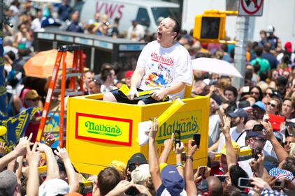 A New York la gara tra mangaitori di hot dog 10