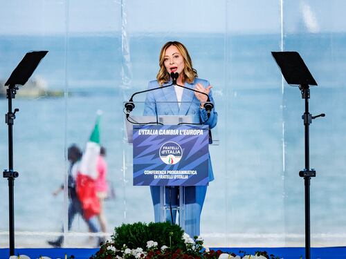 “Vogliamo mandare la sinistra all’opposizione”. La Meloni si candida in Europa