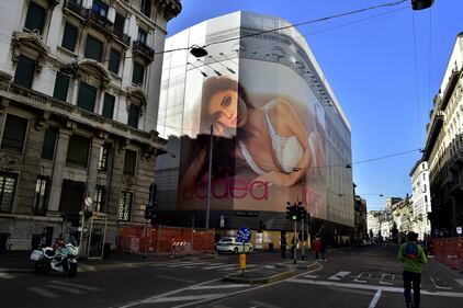 Belen Rodriguez: il poster della sexy showgirl incanta Piazza Venezia  5