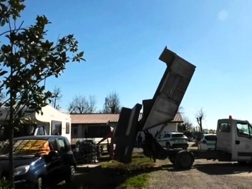 Getta i divani in campagna, ma i vigili glieli riportano con la multa. Il video ironico