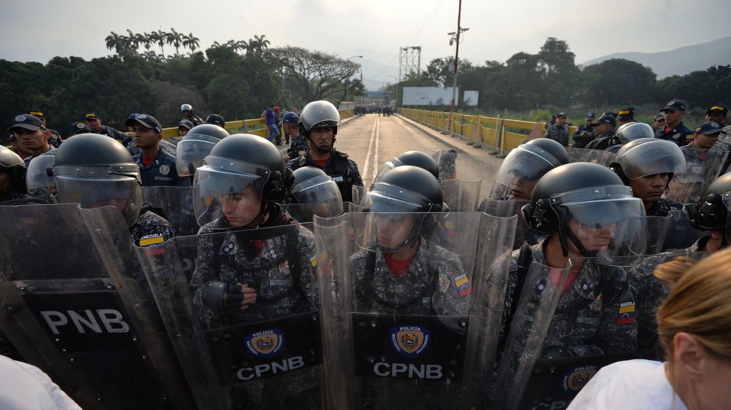 Venezuela, scontri al confine con la Colombia: militari disertano