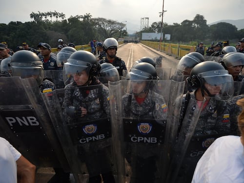 Venezuela, scontri al confine con la Colombia: militari disertano