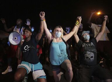 Usa, la protesta in ricordo di George Floyd si trasforma in rivolta e caos 2
