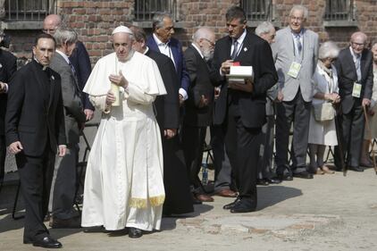 Il Papa in visita ad Auschwitz 16