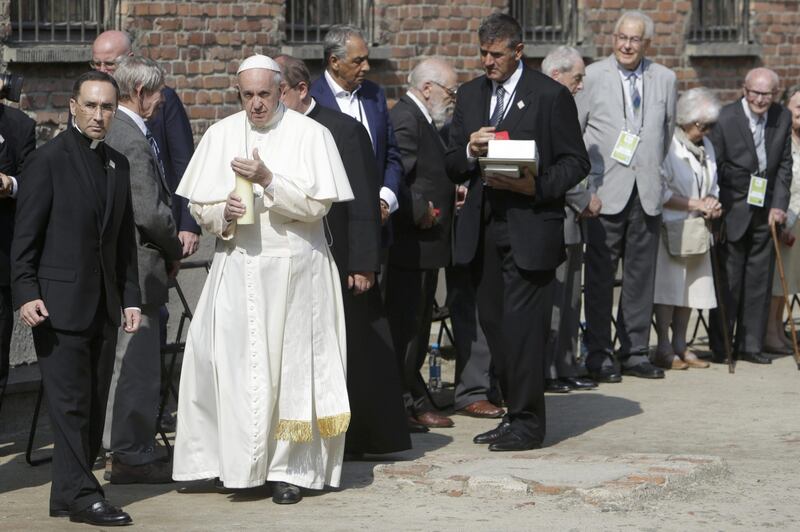 Il Papa in visita ad Auschwitz 16