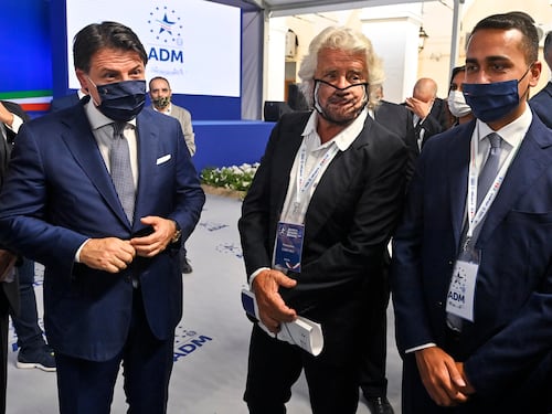 "Così ci biodegradiamo a tempo record". Scoppia l'ira di Grillo
