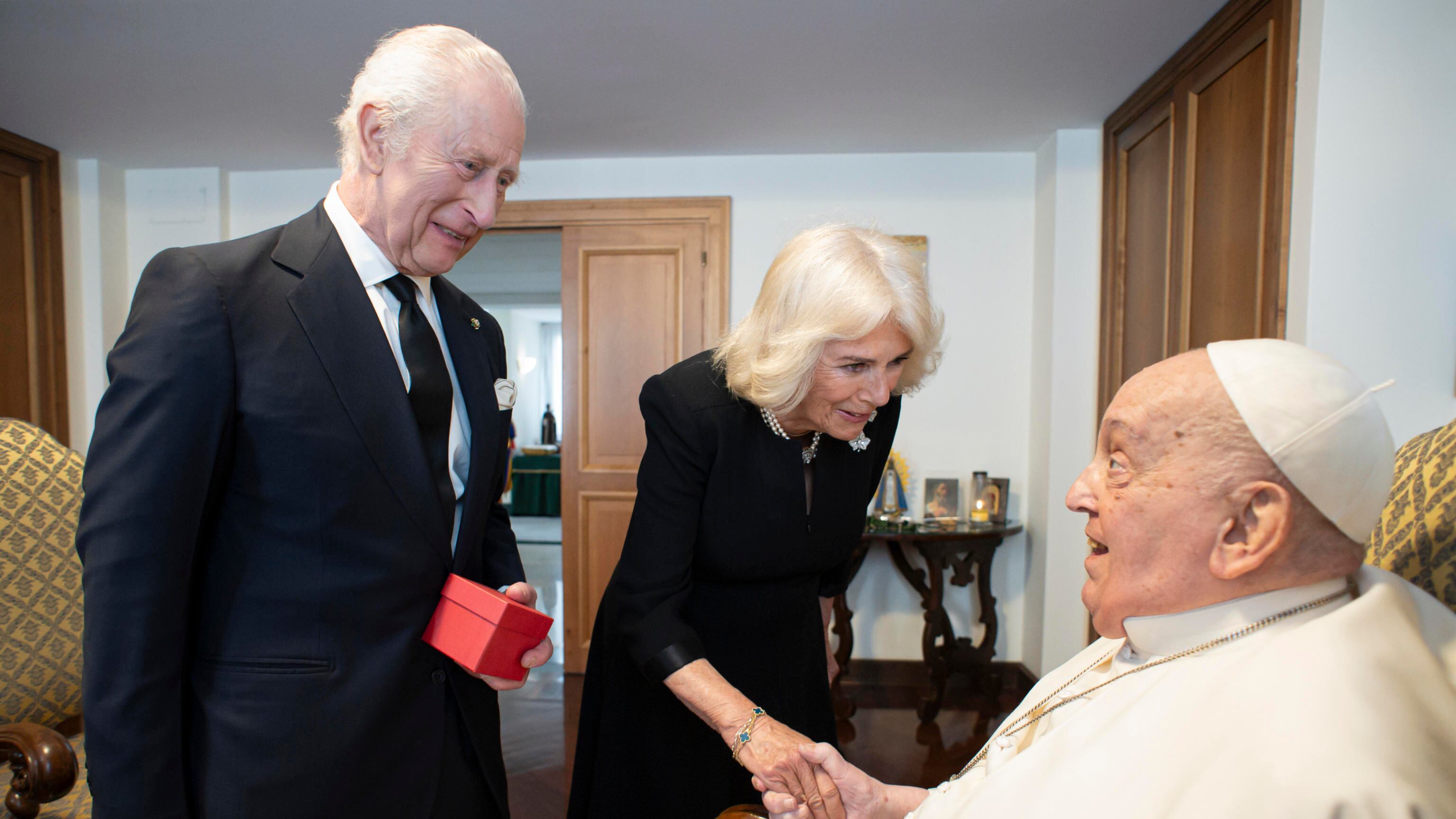 L'incontro tra Re Carlo, Camilla e Papa Francesco