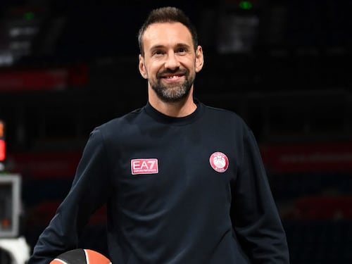 Olimpia Milano in crisi, la società al fianco di coach Poeta: “Piena Fiducia”