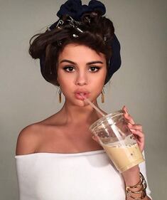 Selena Gomez supera Taylor Swift, è lei la più seguita su Instagram: foto 1