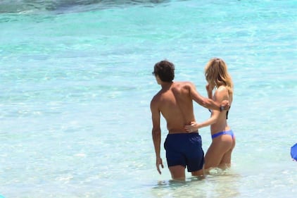 Elena Santarelli sexy in spiaggia 32
