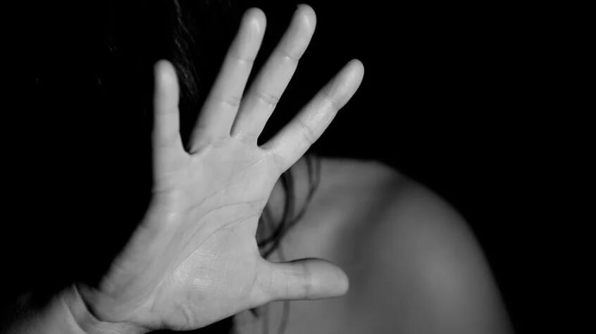 "Ti sparo in testa": così l'uomo minacciava la moglie