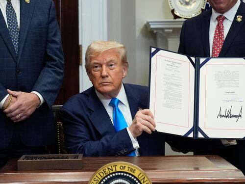 La Fed non abbassa i tassi. Attacco di Trump: "Li abbasserà a settembre, ma è tardi"
