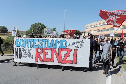 Antagonisti contro la polizia a Pisa 2