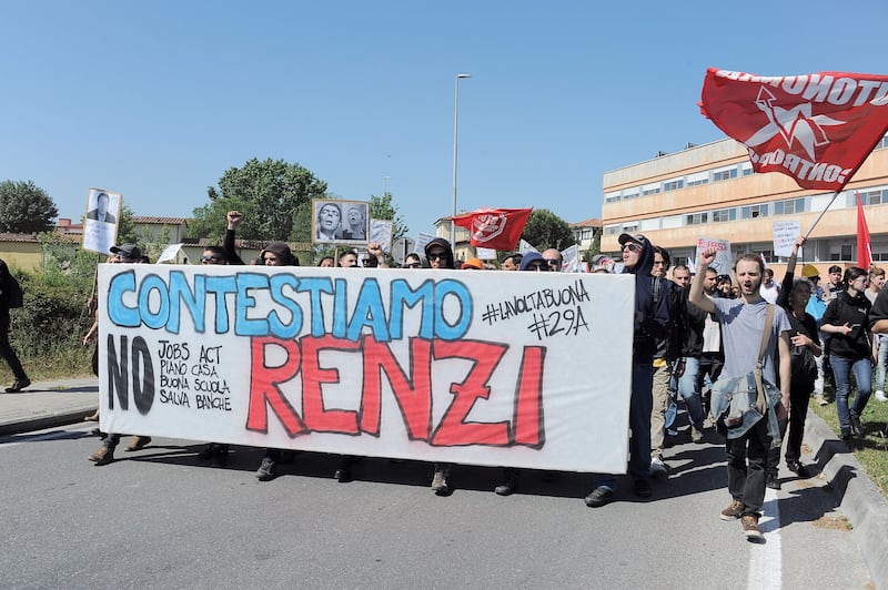 Antagonisti contro la polizia a Pisa 2