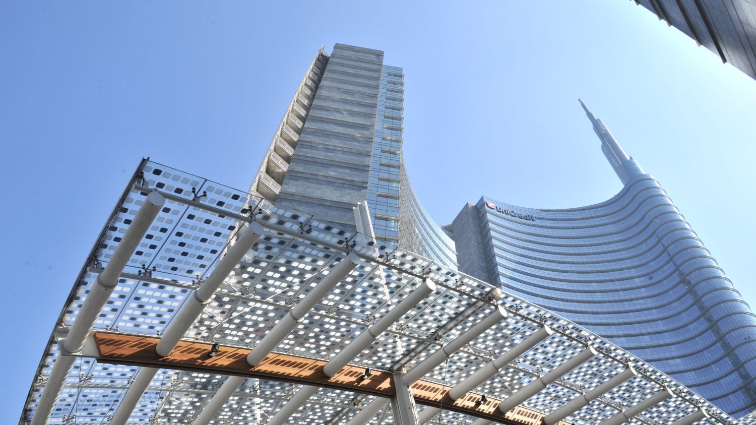 Unicredit fa "pulizia" e alza il dividendo