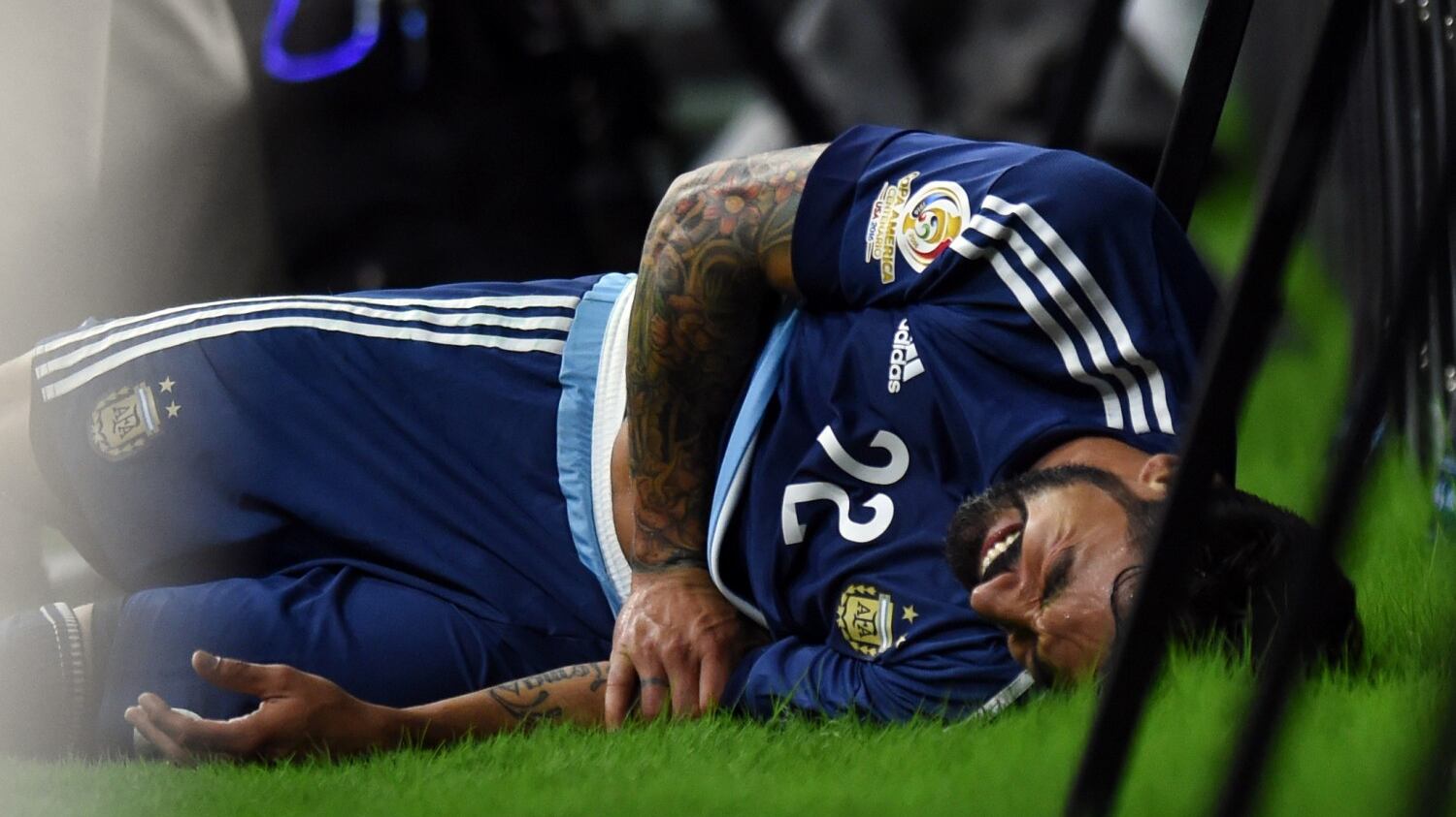 Infortunio choc per Lavezzi. Si frattura il gomito in campo